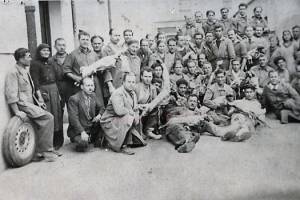 Εργαζόμενοι στο βυρσοδεψείο, δεκ. 1950. Πηγή: Αρχείο Τ. Βιδάλη