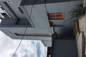 Πρόσοψη νεώτερου κτίσματος (μεσοπολέμου). Αρχείο : Τ. Βιδάλη