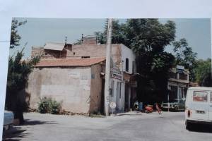 Στο γωνιακό κτίριο στεγαζόταν το μηχανουργείο Λημνιούδη. Το κτίριο όπως και τα γειτονικά, έχει κατεδαφιστεί. (αρχείο "Noo Namee" πηγή: Παλαιές φωτογραφίες της Χίου)