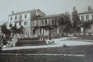 Η οικία Δημητρούλη με την πλίνθινη πρόσοψη απέναντι από το δημοτικό πάρκο. Πηγή: Παλιές Φωτογραφίες της Νάουσας (fb)