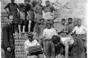 Εργάτες του Κεραμοποιείου, μεταξύ αυτών ο Αναστάσιος Στοΐδης, το 1949. Αρχείο Π.Α. Στοΐδη