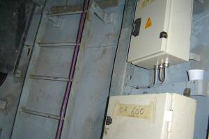Φωτογραφία της ανεμογεννήτριας ΑΟΑ 600. Λήψεις Ιουνίου-Ιουλίου 2008. Εσωτερικά του πυλώνα της α/γ.