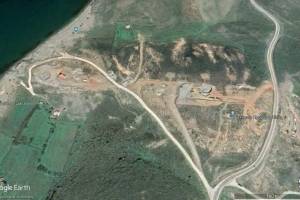 Δορυφορική φωτογραφία του αιολικού πάρκου της ΔΕΗ στα Ψαρά το 3/2019. Έχει απεγκατασταθεί και πραγματοποιούνται εργασίες για τις δύο νέες α/γ. Πηγή: Google Earth.