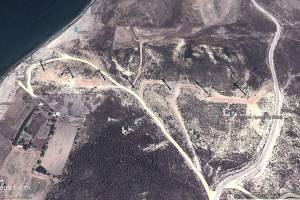 Δορυφορική φωτογραφία του αιολικού πάρκου της ΔΕΗ στα Ψαρά το 9/2010. Πηγή: Google Earth.