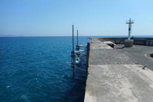 Ο σταθμός κυματικής ενέργειας στον λιμενοβραχίονα του Ηρακλείου Κρήτης τον Αύγουστο του 2018.