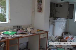 H πλήρης καταστροφή στο κτήριο ελέγχου του αιολικού πάρκου. Πηγή: www.stonisi.gr