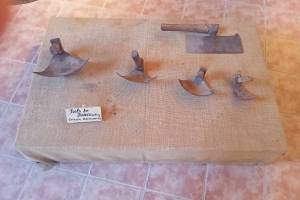 Εργαλεία βαρελοποιίας, έκθεση μουσείου οίνου (Λήψη: 7-9-2022, αρχείο Β. Χαρίτου)