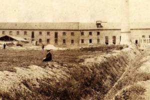 Απόψεις του εξωτερικού από Α, (συλλογή Λαογραφικού Μουσείου Ελληνοπύργου), Πηγή : Φωτεινή Λέκκα, "Χρηστάκης Ζωγράφος, 1820 -1898: η επιχειρηματική περιπέτεια ενός διάσημου αγνώστου ομογενή της Κωνσταντινούπολης", Σχολή Επιστημών του Ανθρώπου. Τμήμα Ιστορίας, Αρχαιολογίας και Κοινωνικής Ανθρωπολογίας, Πανεπιστήμιο Θεσσαλίας, Βόλος 2016.