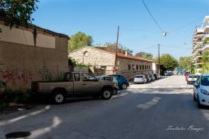 Μια από τις πολλές αποθήκες που υπήρχαν μετά το κύμα των εκποιήσεων κατέληξε στον δήμο ο οποίος αφού το διαμόρφωσε στέγασε ένα νηπιαγωγείο και ένα δημοτικό σχολείο.  πηγή: Π. Τουλιάτος