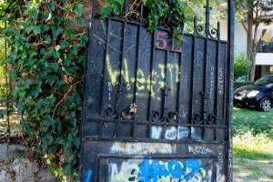Λεπτομέρεια του ‘’πορτόφυλου’’ της μοναδικής εισόδου που έχει απομείνει. Επάνω σε αυτή φαίνεται καθαρά ο λογότυπος της εταιρίας 5Ε. πηγή: Π. Τουλιάτος