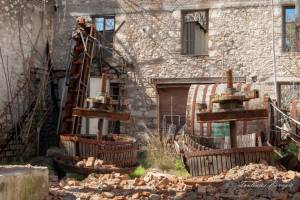 Εγκατελελειμένος εξοπλισμός οινοποίησης ο οποίος έχει συγκετρωθεί σε ένα χώρο όπου έχει καταρεύσει η στέγη του. Αυτός είναι ο μοναδικός διασωθείς. Ο μεγαλύτερος όγκος μάλλον έχει πάει για ‘’σκραπ’’. πηγή: Π. Τουλιάτος