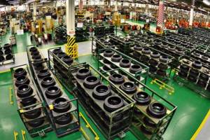 Απο το εσωτερικό του εργοστασίου της Pirelli στην Πάτρα. Πηγή: https://dete.gr/%CF%80%CF%89%CF%82-%CE%BA%CE%B1%CE%B9-%CE%B3%CE%B9%CE%B1%CF%84%CE%AF-%CE%AD%CF%86%CF%85%CE%B3%CE%B5-%CF%84%CE%BF-%CE%B5%CF%81%CE%B3%CE%BF%CF%83%CF%84%CE%AC%CF%83%CE%B9%CE%BF-%CF%84%CE%B7%CF%82-pirelli/