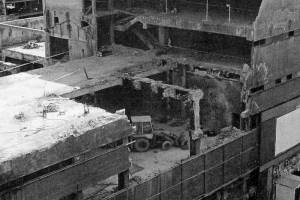 Η κατεδάφιση του κτιρίου τον Μάρτιο του 1995 Πηγή : ΦΙΞ – Τάκης Ζενέτος. Μεταλλάξεις – Αντιπαραθέσεις sadas_pea.gr 01-09-2014