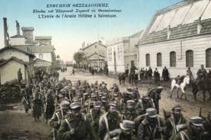 1912. Ο ελληνικός στρατός εισέρχεται στη Θεσσαλονίκη. Οδός Μπεξ-τσινάρ.
Αριστερά το κτίριο της ζυθοποιίας "ΌΛΥΜΠΟΣ". Απέναντι η ζυθοποιία "ΝΑΟΥΣΑ"
πηγή: 26 Οκτωβρίου 1912: Απελευθέρωση της Θεσσαλονίκης