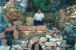 Ο Γεώργιος Ιωάννου Ψαρρός στο ξεκίνημα της κατασκευής του καμινιού το 1980 (φωτογραφικό αρχείο του ανηψιού του Αποστόλη Γ. Ψαρρού)