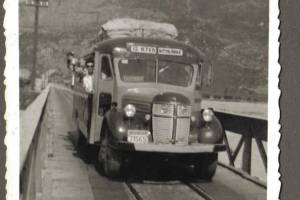 Το λεωφορείο με μαθητές του δημοτικού σχολείου Καλυβίων Αγρινίου, πάνω στη γέφυρα Ευήνου (αρχείο δημοτικού σχολείου Καλυβίων), Πηγή: https://www.facebook.com/photo/?fbid=389425601083214&set=g.175318032491
