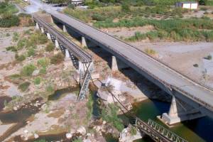η γεφυρα έπεσε, Πηγή : https://www.efsyn.gr/nisides/358679_i-sidirodromiki-gefyra-toy-eyinoy-ekpempei-sos