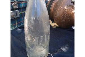 Πηγή : https://vendora.gr/items/g3oo92/mpoukali-galaktos-eponimia-aspro-apo-apropirgo-tou-1960.html