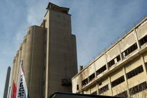 σιταποθήκες και κτήριο μύλων Μύλου Μελισσάρη,
πλάγια όψη απο οδό Μοναστηρίου 
φωτο Ηρ-Φασουράκης_16-12-2017