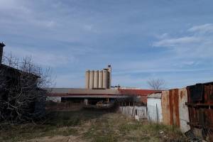 σιταποθήκες Μύλου Μελισσάρη,
αριστερή όψη απο παρακείμενο στενό 
φωτο Ηρ-Φασουράκης_16-12-2017