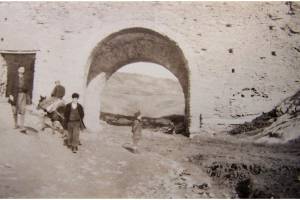 Η διπλη γεφυρα που βρισκοταν στην διασταυρωση των οδων Π.Φανερωμενης και Χατζουδη σε φωτογραφια του 1915.Ηταν τμημα του αγωγου που μετεφερε νερο απο τις πηγες του Λεμπετ στην Ευκαρπια προς το υδραγωγειο της Πλ.Καλλιθεας.Κατω απο τις καμαρες βλεπουμε τον χειμαρρο που ηταν τοτες η ανηφορα της σημερινης Ρ.Φερραιου προς τον μαυρο γατο.Υπηρχε μεχρι την δεκαετια του 50 με το ονομα γεφυρα των στεναγμων.Πηγή : https://www.facebook.com/photo/?fbid=2422786778008859&set=gm.10156567287649599