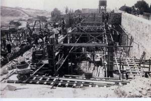 1923 η κατασκευή της δεξαμενής, από την ανάρτηση του κου Ν.Παπαδόπουλου στην ομδα του fb Παλιές φωτογραφίες της Θεσσαλονίκης - Old Photos of Thessaloniki, αρχείο : Ταμιωλάκης Ιωάννης, «Η ΙΣΤΟΡΙΑ ΤΗΣ ΥΔΡΕΥΣΗΣ ΤΗΣ ΘΕΣΣΑΛΟΝΙΚΗΣ» , ΕΥΑΘ, Θεσσαλονίκη 2021