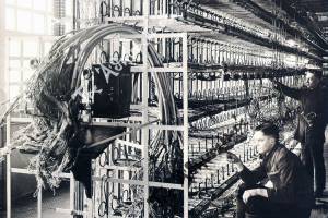 "Τεχνικοί της Siemens εγκαθιστούν το πρώτο αυτόματο τηλεφωνικό κέντρο στην Ελλάδα στο κτίριο της ΑΕΤΕ επί της Σταδίου 15". Πηγή: Επτά Ημέρες Καθημερινή, Τηλεπικοινωνίες.