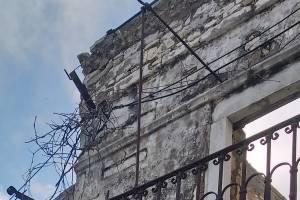 Μέσα στο χωριό, κατάλοιπα του εναέριου δικτύου ρεύματος (φωτό Π.Αναματερός 3-12-2022)