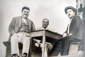 Αριστερά ο ένας εκ των 2 ιδρυτών, Ιω.Πρωτονοτάριος. Στο μέσο ο εκπαιδευτικός - λογιστής των σμυριδωρυχείων Φλώριος Ν. Κατσουρός. Δεξιά ο τότε πρόεδρος του Απεράθου Ν.Πρωτονοτάριος (η φωτογραφία είναι ίσως προπολεμική και είναι αρχείο του εγγονού Ιω.Πρωτονοτάριου)