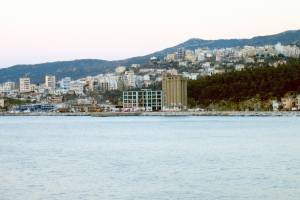 τα εναπομείνοντα σιλό και το γιαπί του μελλοντικού δικαστικού μεγάρου. Πηγή : Παλιές Φωτογραφίες της Καβάλας-Kavala's Old Photos