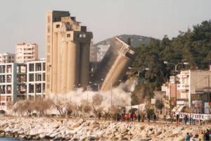 η αρχή της πτώσης των γιγάντων. Πηγή: φωτογραφικό αρχείο Κώστα Σταμούλη 03-05-2005