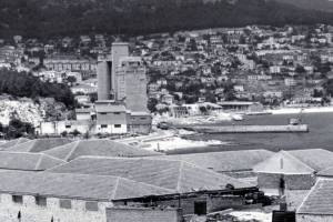 οι μύλοι μαζί με τον μώλο φόρτωσης ο οποίος σώζεται μέχρι και σήμερα. Πηγή: Παλιές Φωτογραφίες της Καβάλας-Kavala's Old Photos