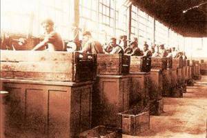 Φωτογραφία του Μεσοπολέμου με εργάτες στο τρόχισμα, φινίρισμα γυάλινων επιτραπέζιων ειδών 
(φωτό από το ΒΗΜΑ ΔΗΜΟΣΙΕΥΣΗ: 01/11/2007)