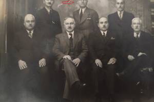 Ο Γεώργιος Πασσάς (με το κόκκινο βέλος), με το συμβούλιο του μη κερδοσκοπικού σωματείου "Η Αδελφότης". Πηγή: Dianna Lambiri, FB : Πύργος , η πόλη της καρδιάς μας.