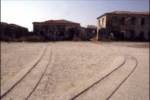 φωτογραφία από τα κτίρια στο λιμάνι της Κόπραινας πριν την αναστήλωσή τους, στις αρχές του 1980. (Φωτογραφία Volker Möller), Πηγή : https://doxesdespotatou.com/ktiria-sto-limani-tis-koprainas/