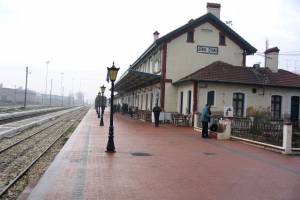 Πηγή: https://www.archaiologia.gr/blog/2015/07/13/%CE%B4%CF%81%CE%AC%CE%BC%CE%B1-%CE%BC%CE%BD%CE%B7%CE%BC%CE%B5%CE%AF%CE%B1-%CF%87%CE%B1%CF%81%CE%B1%CE%BA%CF%84%CE%B7%CF%81%CE%AF%CF%83%CF%84%CE%B7%CE%BA%CE%B1%CE%BD-%CE%BA%CF%84%CE%AF%CF%81%CE%B9/