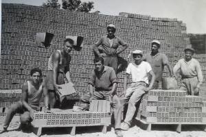 Αρχείο κας Παρασκευής Κεραμιδά, δεκαετία 1960. Εργάτες στο δέσιμο των παλετων