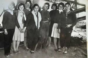 Αρχείο κας Παρασκευής Κεραμιδά, δεκαετία 1960. Εργάτριες στο σχολασμα.