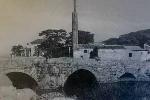 Εργοστάσιο Αυγουστίνου και η γέφυρα του Αγίου Χαραλάμπη. Δημοσίευση Καίτη Λιμούρη, Ομάδα Facebook, Ζάκυνθος, νοσταλγικά σαν άλλοτε.https://www.facebook.com/groups/kaitilimourinostalgikasanallote/posts/3416937385047375