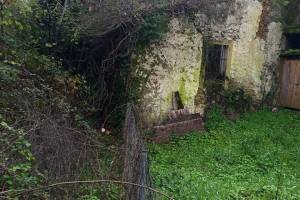 Χαρακτηριστική πόρτα στα δεξιά