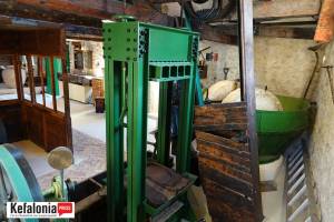 Πηγή : https://www.kefaloniapress.gr/topika/politismos/article/433052/o-chrysanthos-karavias-paroysiazei-elaiotriveio-toy-1700-poy-anapalaiose-stin-exogi-ithakis/