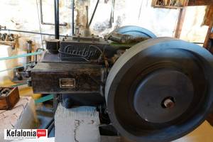 Πηγή : https://www.kefaloniapress.gr/topika/politismos/article/433052/o-chrysanthos-karavias-paroysiazei-elaiotriveio-toy-1700-poy-anapalaiose-stin-exogi-ithakis/