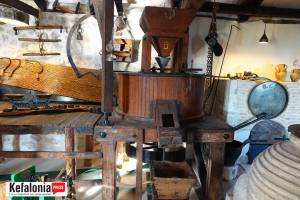 Πηγή : https://www.kefaloniapress.gr/topika/politismos/article/433052/o-chrysanthos-karavias-paroysiazei-elaiotriveio-toy-1700-poy-anapalaiose-stin-exogi-ithakis/