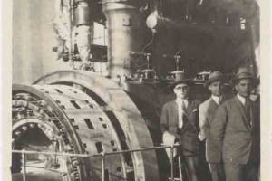 Συλλογή Δημήτρη Γεωργόπουλου, που είχε αναλάβει ένα μέρος της κατασκευής του έργου. Αρχείο κου Ν.Μητρογιαννόπουλου, Η φωτό όντως είναι στον ΜΥΗΣ Γλαύκου όπως είχες πει. Όντως πρόκειται για μια ΜΕΚ. Το 1927 κατέρρευσε το φράγμα προκαλώντας ζημιές που ήταν ικανές να σταματήσουν την ικανότητα παραγωγής ισχύος του. Οι εργασίες αποκατάστασης θα διαρκούσαν για αρκετά χρόνια. Έτσι για την άμεση αποκατάσταση του δικτύου παραγγέλθηκε μια ντιζελογεννητρια 750hp της Sulzer, (εύρεση πληροφοριών κος Τσιακανίκας Βαγγέλης). Πηγή: https://www.facebook.com/groups/industry.archaeology/posts/1786975914808551