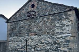 Διακρίνονται οι μονωτήρες για τη στήριξη των καλωδίων. Αρχείο κ. Γιώργου Δημητριάδη.