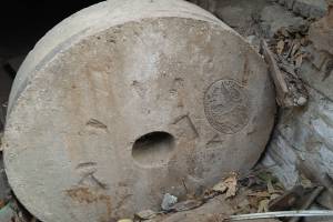 Μυλόπετρα από το ελαιοτριβείο της Μονής Τιμίου Προδρόμου Σερρών. Αρχείο κ. Χριστόφορου Μελλίδη. Πηγή: https://www.facebook.com/groups/industry.archaeology/permalink/3057889784383818/