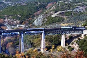 Γοργοπόταμος 25 Νοεμβρίου 1984. Η αμαξοστοιχία 290, ''ΑΚΡΟΠΟΛΙΣ'', διέχεται με πανηγυρικά κορναρίσματα την σημαιοστολισμένη ένδοξη γέφυρα την ώρα του εορτασμού. Πηγή Κώστας Κακάβας, Σύλλογος Φίλων Σιδηροδρόμου Αθήνας (Σ.Φ.Σ.), αλλιευμένο από τοην σελ. στο fb "Παλιά Λαμία".