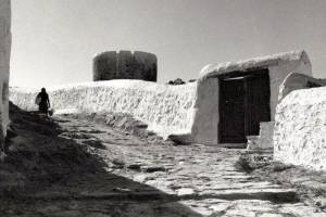 Στην ανηφόρα του Νταβιά (όπου σήμερα αριστερά το ξενοδοχείο  "Δεσποτικά"), δεξιά ήταν ο μύλος της Γυαλίδαινας. Herbert List (1937)