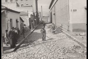 Η φωτογραφία απ' όπου προέρχεται η λεπτομέρεια (κεντρική φωτογαφία δελτίου)