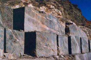 Πηγή: https://archipelagonetwork.org/project/extraction-in-the-cyclades-digital-traces/ , Marble blocks at Achinous quarry, c. 1984. Photo: Alekos Florakis